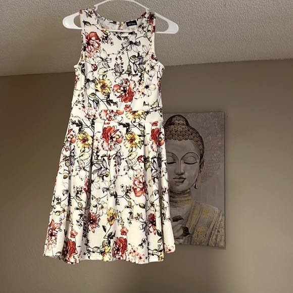 Floral fit and flare Dress - Picture 5 of 5